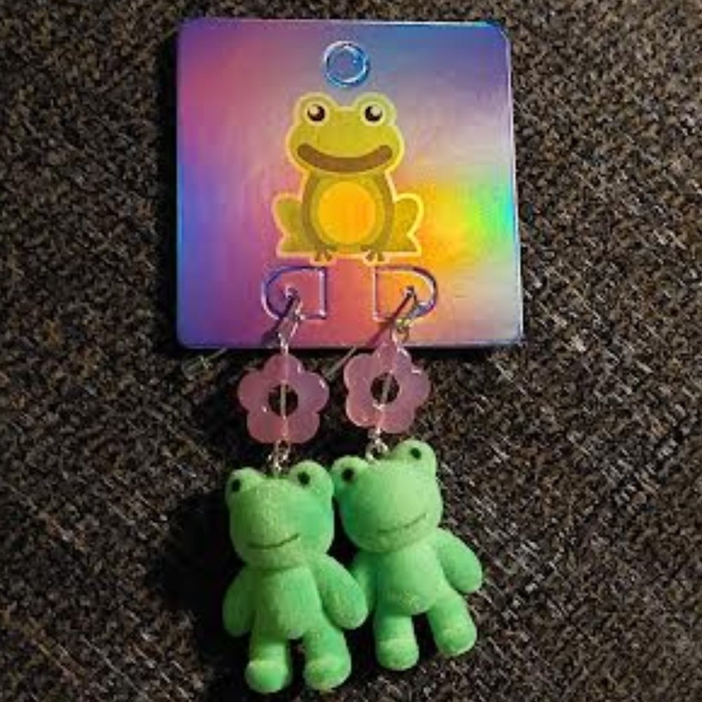 BRAND NEW HOT TOPIC FUZZY FROG & FLOWERS DROP EARRINGS